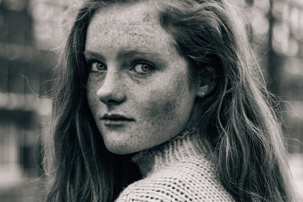Brechtje girl with freckles portret